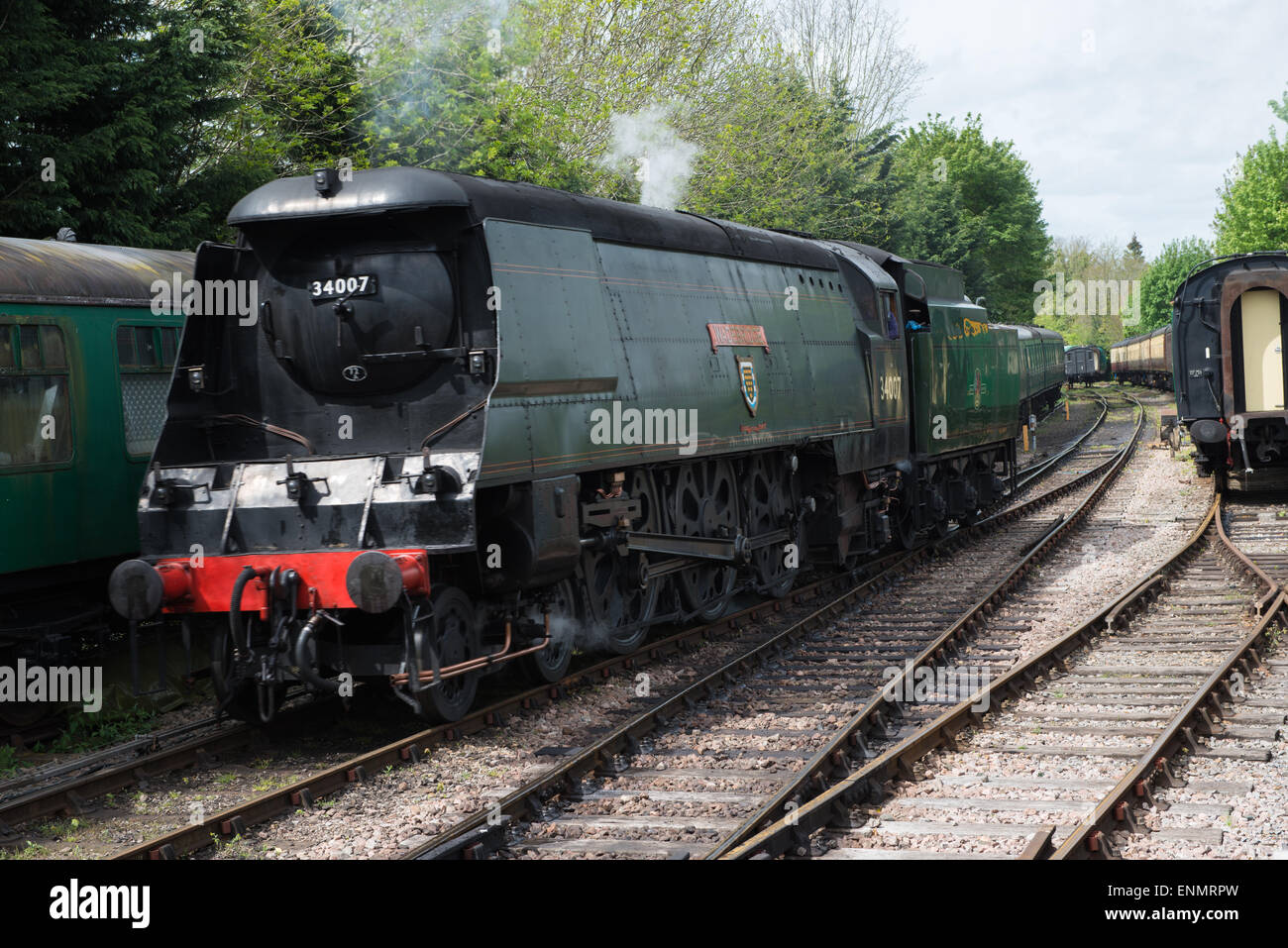 Dampfmaschine Zug geht Vintage Rollmaterial auf der Watercess Linie, Hampshire, England. Stockfoto