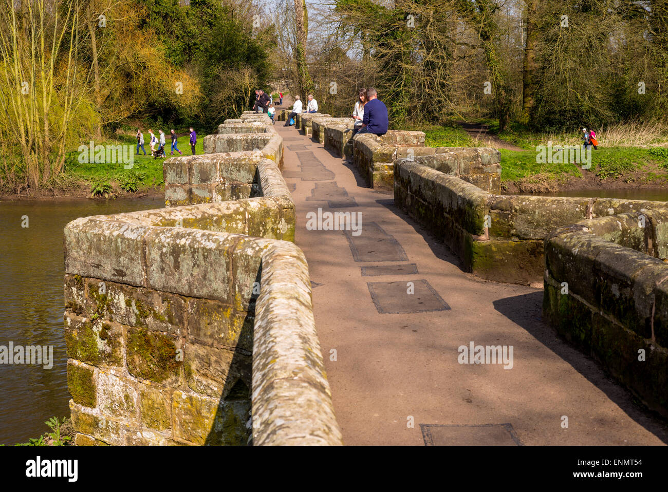 Die Essex Lastesel-Brücke über den Fluss Trent in der Nähe von großen Bridgeford Staffordshire, genutzt von Wanderern und einheimischen Dorf. Stockfoto