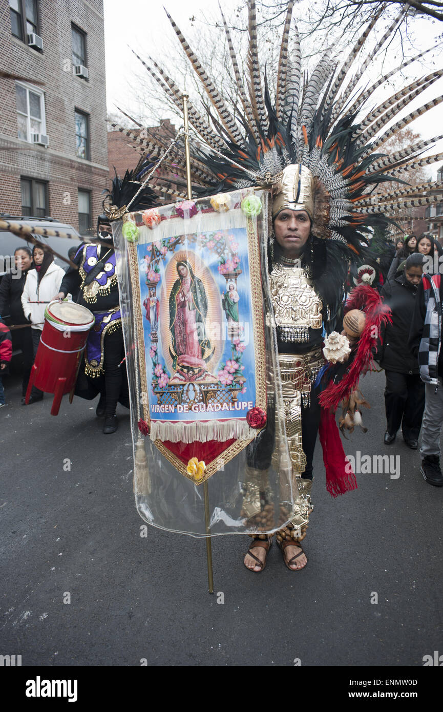 Aztekische Tänzer auf dem Festival von der Jungfrau von Guadalupe In Brooklyn, NY, 2012. Stockfoto