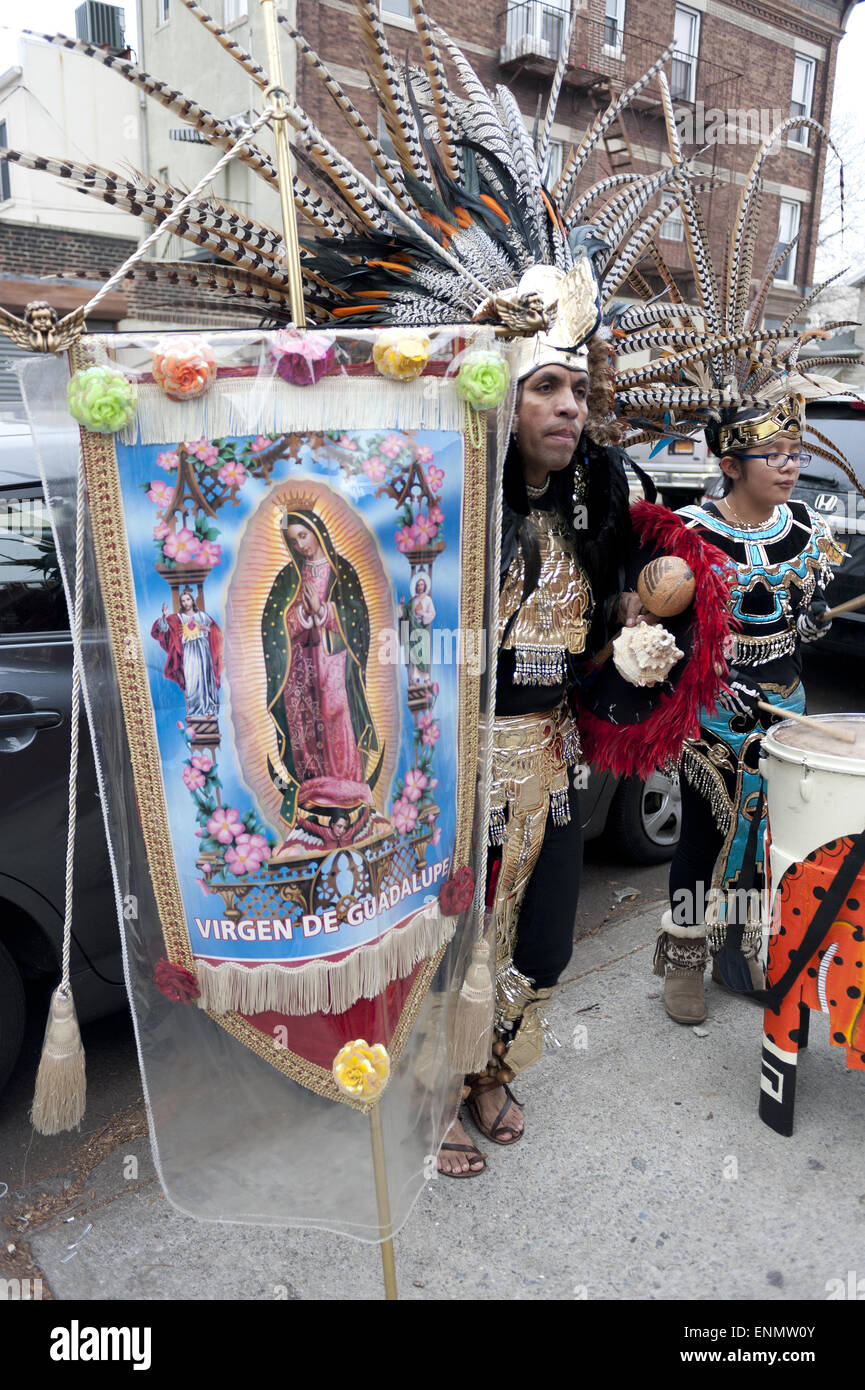 Aztekische Tänzer auf dem Festival von der Jungfrau von Guadalupe In Brooklyn, NY, 2012. Stockfoto