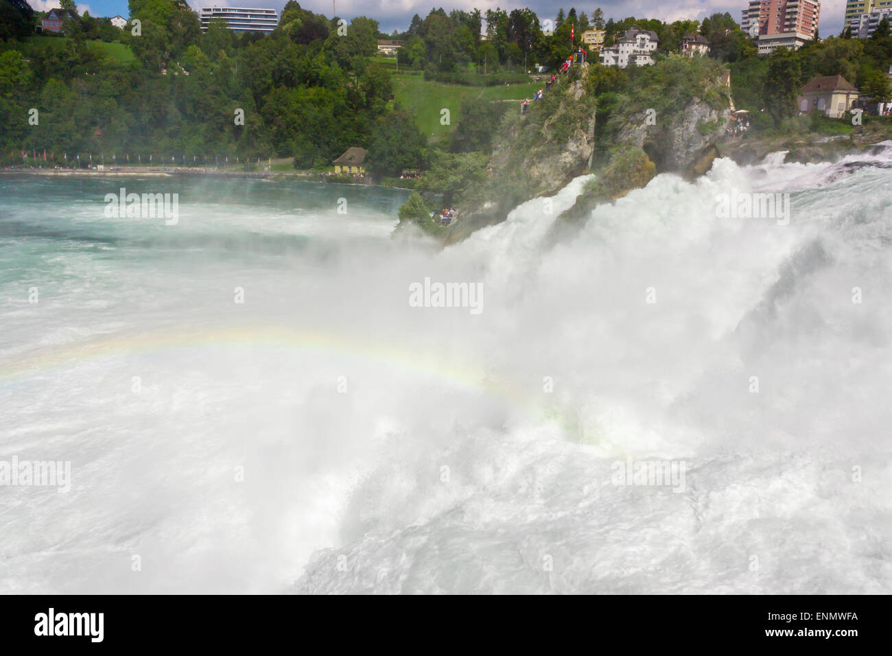 Rheinfall - der grösste Wasserfall Europas, befindet sich in Schaffhausen, Schweiz. Schwachen Regenbogen ist über den Wasserfall sehen. Stockfoto