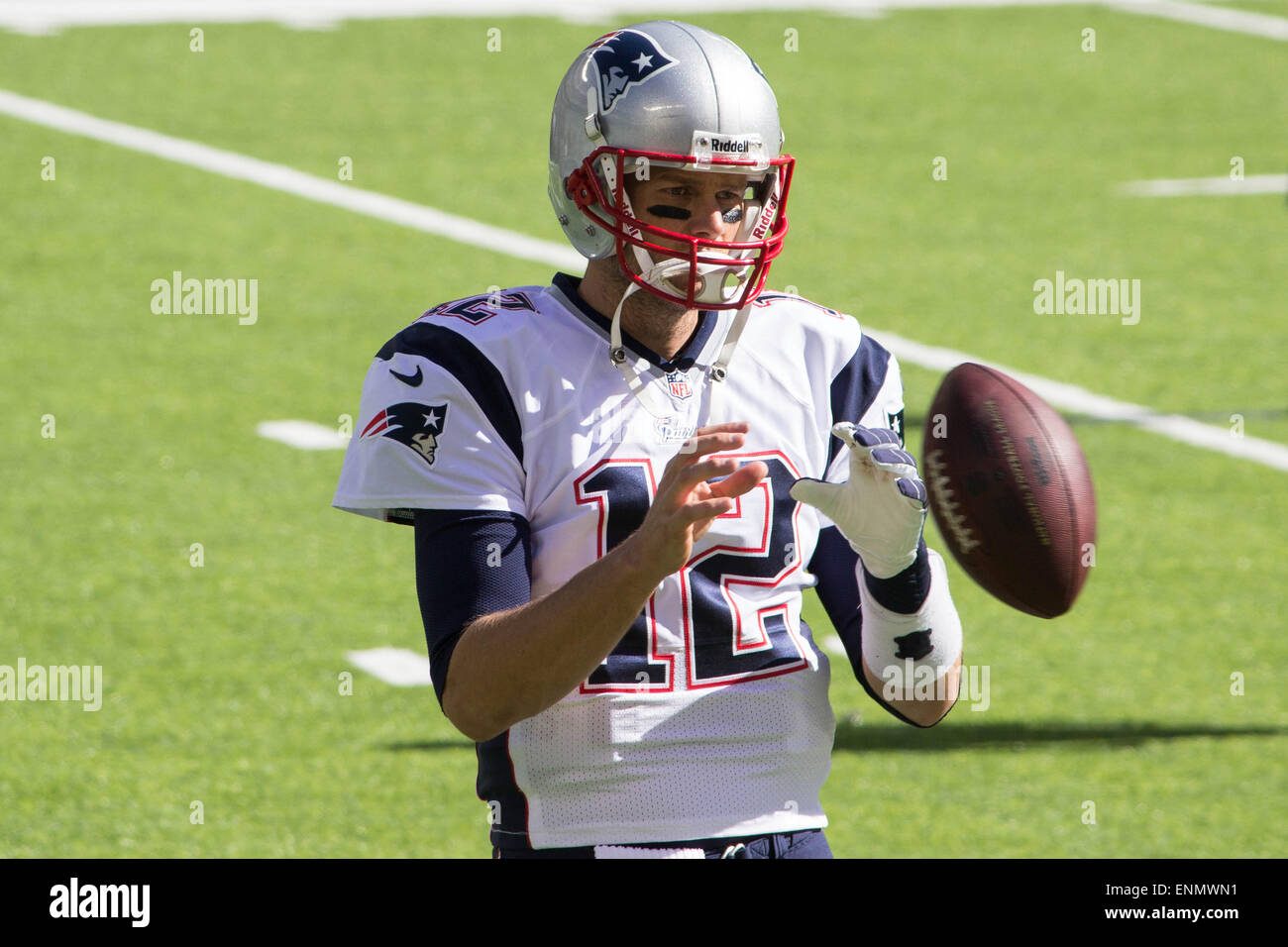 Tom Brady - gekrönter neu MVP, Super Bowl XLIX debonair mit Blick auf ein vor dem Spiel Aufwärmen am MetLife Stadium Herbst 2013 - MVP-Auszeichnung Stockfoto