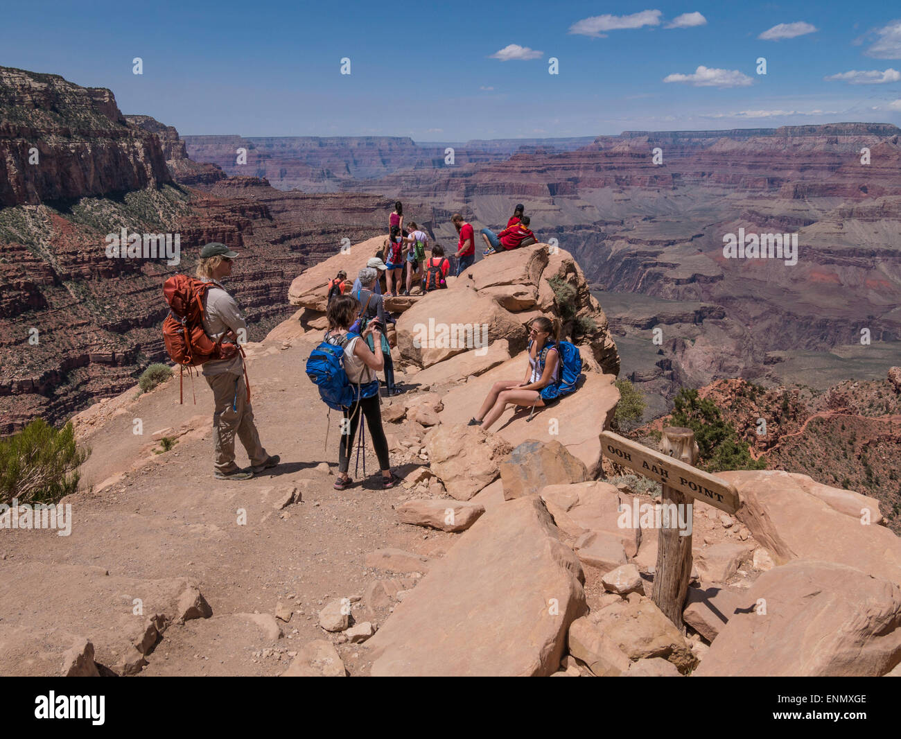 Wanderer auf Ooh Aah Point, South Kaibab Trail, Grand Canyon Nationalpark in Arizona. Stockfoto