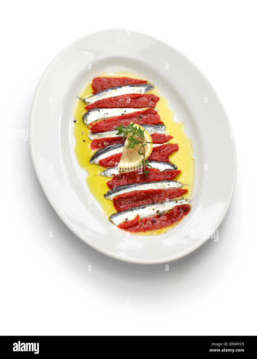 marinierte Sardellen und Paprika isoliert auf weißem Hintergrund Stockfoto