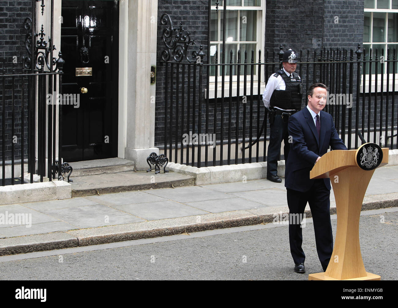 London, UK. 8. Mai 2015. Parlamentswahlen 2015 David und Samantha Cameron auf den Stufen des Number 10 Downing Street.  David Cameron hält seine Rede als PM Photo Sean Aidan 05.08.15 Credit: Auge Ubiquitous/Alamy Live News Stockfoto