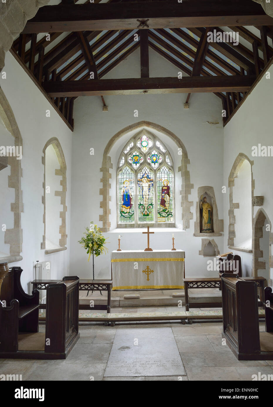 Altar & Glasmalerei-Fenster St. Nikolaus Pfarrkirche, Wert Matravers, Dorset Stockfoto