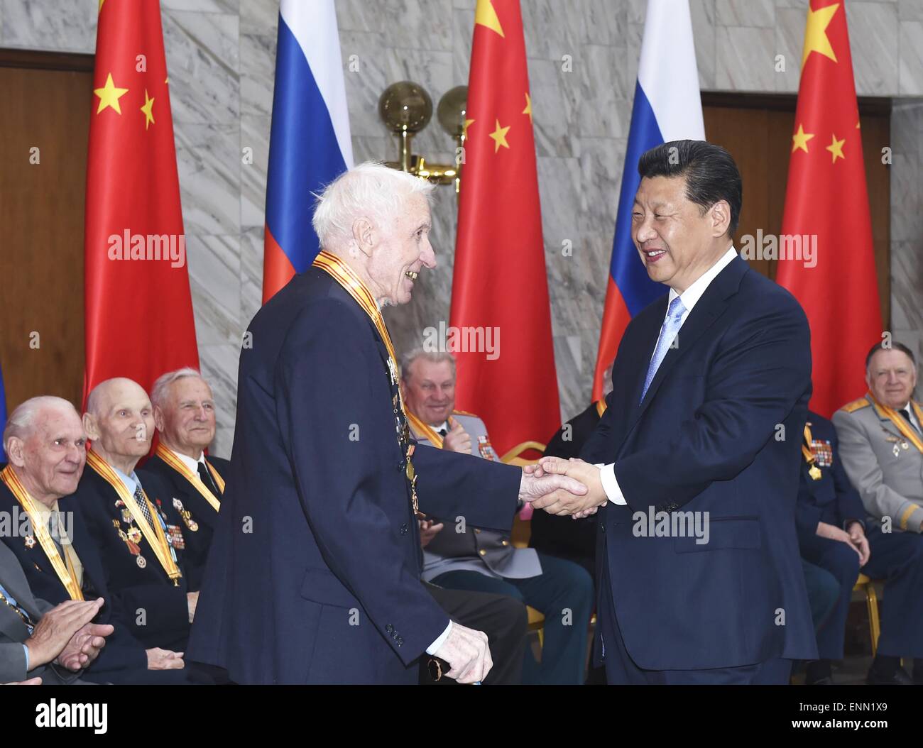 Moskau, Russland. 8. Mai 2015. Chinesischen Staatspräsidenten Xi Jinping (R, vorne) schüttelt die Hand mit einem russischen Veteran in Moskau, Russland, am 8. Mai 2015. XI mit 18 Vertretern der russischen Veteranen, die beherzt auf dem Schlachtfeld im Nordosten Chinas während des antijapanischen Krieges und in Russland des großen Vaterländischen Krieges in Moskau am Freitag kämpften getroffen. © Zhang Duo/Xinhua/Alamy Live-Nachrichten Stockfoto