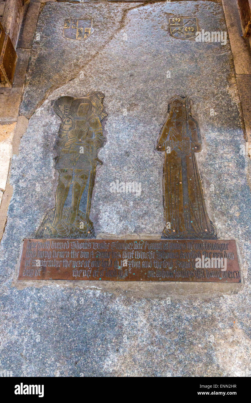 Großbritannien, England, Ewelme.  Messing-Markierungen im Boden, St. Maria die Jungfrau Kirche. Stockfoto