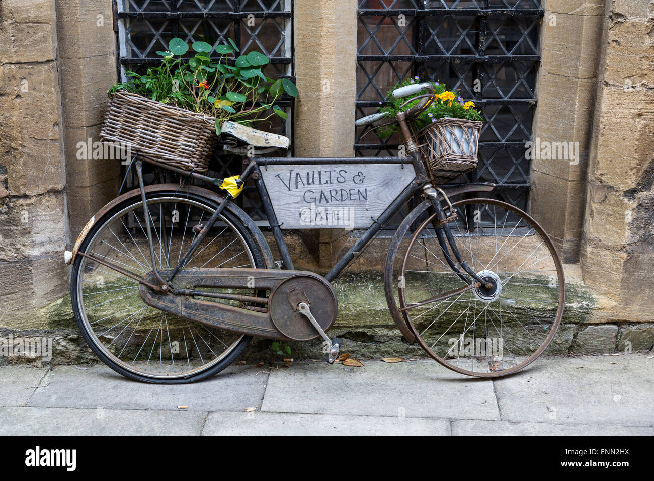 Großbritannien, England, Oxford.  Altes Fahrrad Werbung lokalen Cafe. Stockfoto