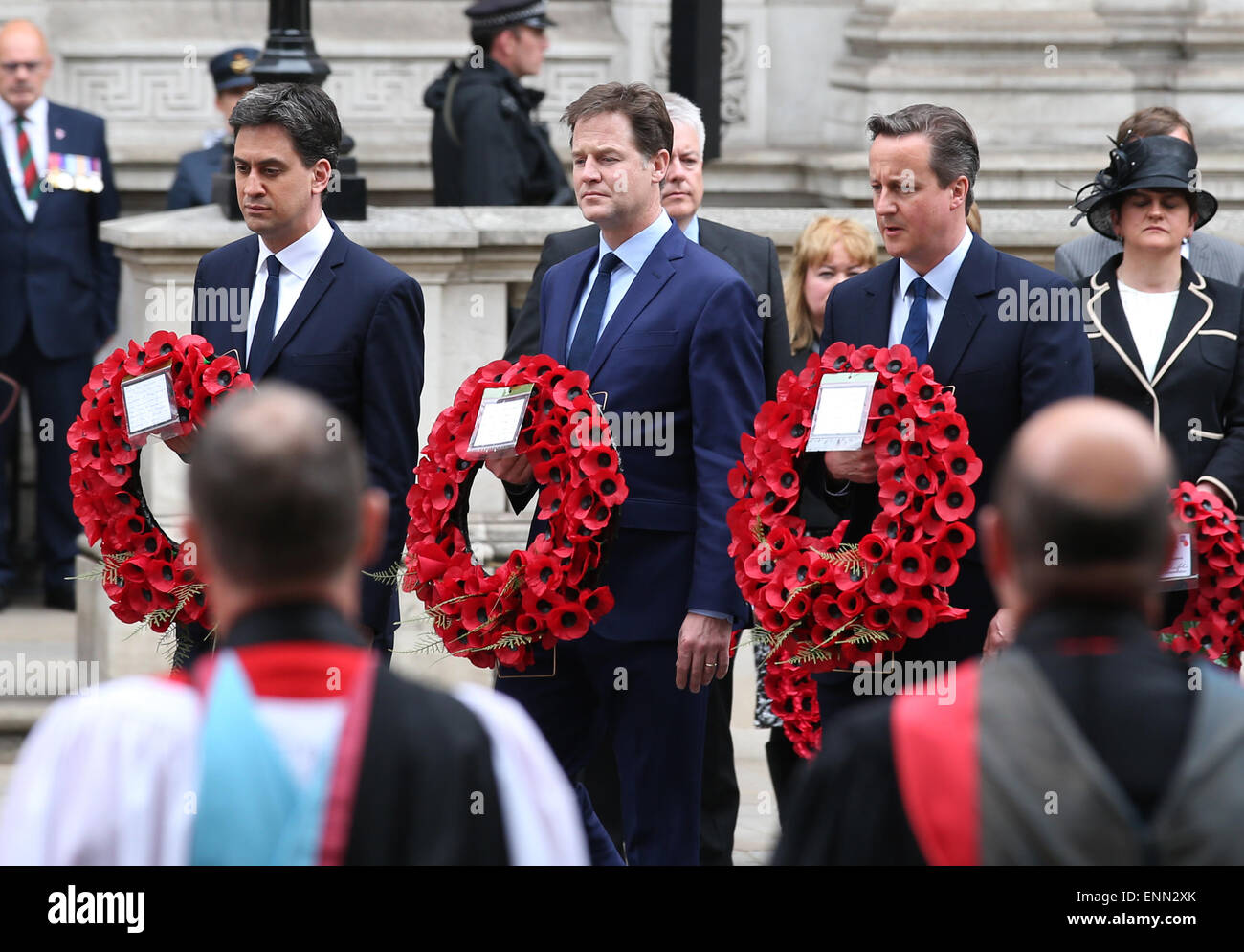 London, Großbritannien. 8. Mai 2015. Der britische Premierminister David Cameron, ausgehenden Liberal-Demokratischen Partei Führer Nick Clegg und ausgehende Labour Party Oppositionsführer Ed Miliband (Central Reihe von R, L), besuchen einen Service VE Tag des Gedenkens am Ehrenmal am Whitehall zum Gedenken an den 70. Jahrestag des Endes des zweiten Weltkrieges in Europa in London, Großbritannien, am 8. Mai 2015. © Han Yan/Xinhua/Alamy Live-Nachrichten Stockfoto