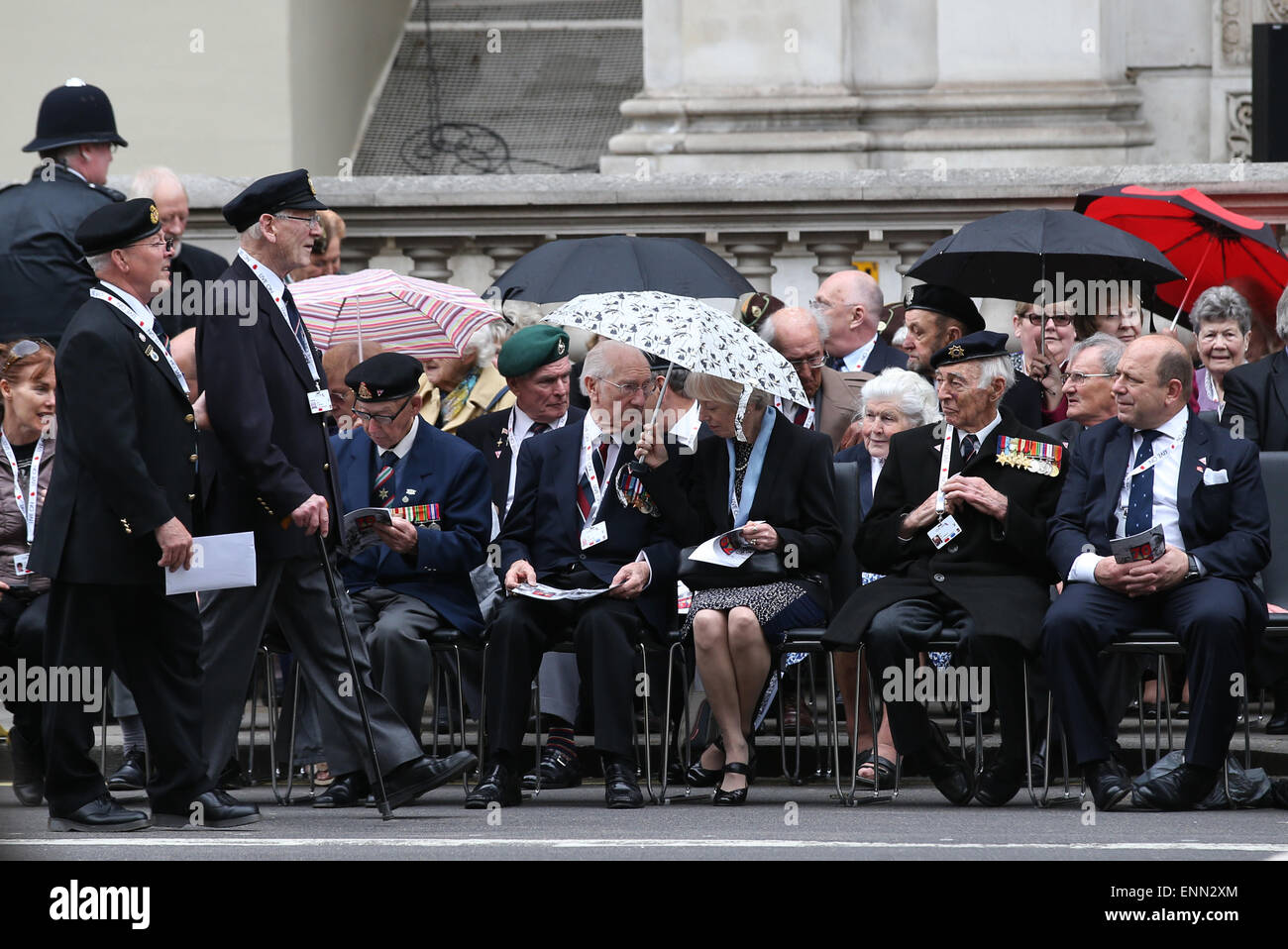 London, Großbritannien. 8. Mai 2015. Veteranen besuchen einen Service VE Tag des Gedenkens an das Ehrenmal zum Gedenken an den 70. Jahrestag des Endes des zweiten Weltkrieges in Europa in London, Großbritannien, am 8. Mai 2015 auf Whitehall. © Han Yan/Xinhua/Alamy Live-Nachrichten Stockfoto