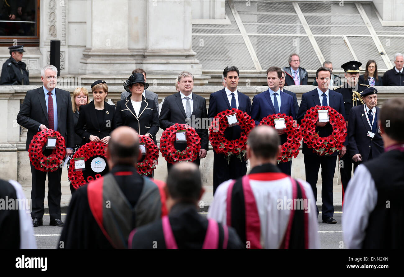 London, Großbritannien. 8. Mai 2015. Der britische Premierminister David Cameron, ausgehenden Liberal-Demokratischen Partei Führer Nick Clegg und ausgehende Labour Party Oppositionsführer Ed Miliband (Central Reihe von 2. R, 4. R), besuchen einen Service VE Tag des Gedenkens am Ehrenmal am Whitehall zum Gedenken an den 70. Jahrestag des Endes des zweiten Weltkrieges in Europa in London, Großbritannien, am 8. Mai , 2015. © Han Yan/Xinhua/Alamy Live-Nachrichten Stockfoto