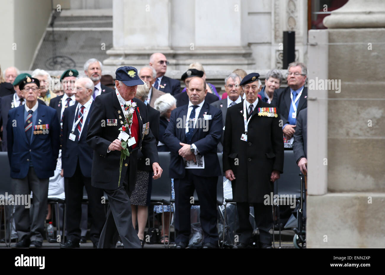 London, Großbritannien. 8. Mai 2015. Eine Veteran legt eine Blume während einer VE-Tag des Gedenkens an das Ehrenmal zum Gedenken an den 70. Jahrestag des Endes des zweiten Weltkrieges in Europa in London, Großbritannien, am 8. Mai 2015 auf Whitehall. © Han Yan/Xinhua/Alamy Live-Nachrichten Stockfoto