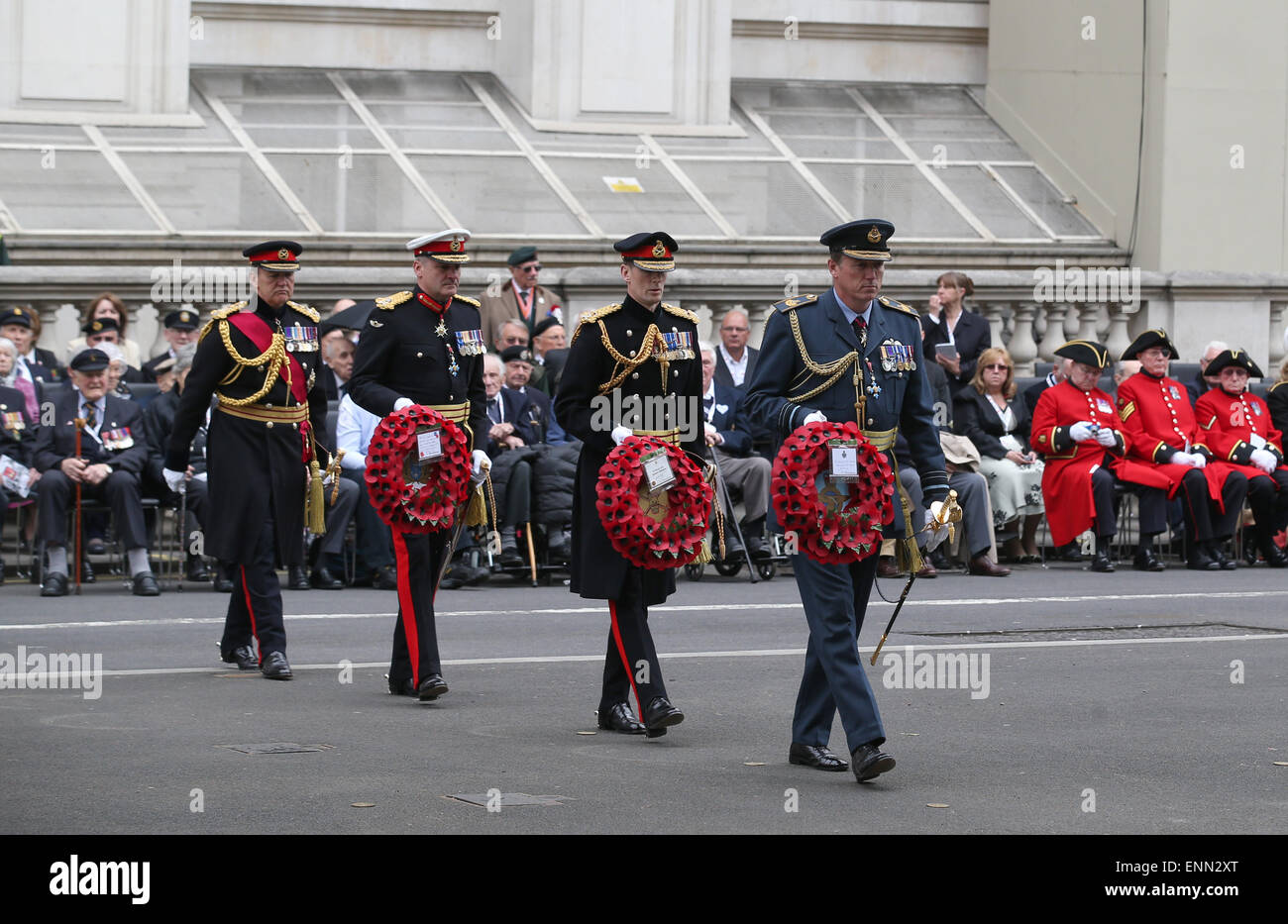 London, Großbritannien. 8. Mai 2015. Militär Soldaten nehmen Teil in einem Dienst VE Tag des Gedenkens am Ehrenmal in Whitehall auf den 70. Jahrestag des Endes des zweiten Weltkrieges in Europa in London, Großbritannien, am 8. Mai 2015 zu begehen. © Han Yan/Xinhua/Alamy Live-Nachrichten Stockfoto