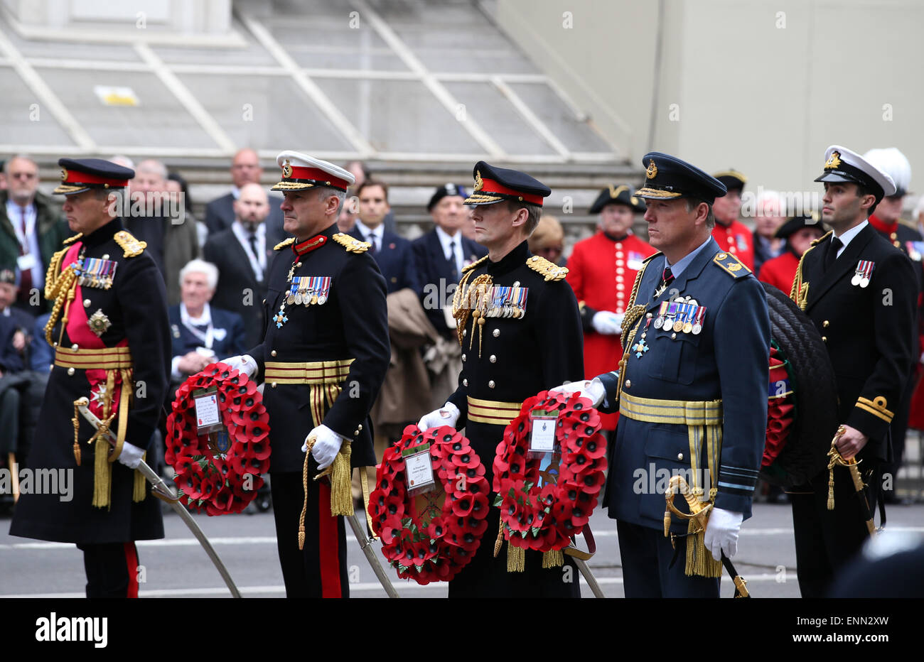 London, Großbritannien. 8. Mai 2015. Militär Soldaten nehmen Teil in einem Dienst VE Tag des Gedenkens am Ehrenmal in Whitehall auf den 70. Jahrestag des Endes des zweiten Weltkrieges in Europa in London, Großbritannien, am 8. Mai 2015 zu begehen. © Han Yan/Xinhua/Alamy Live-Nachrichten Stockfoto
