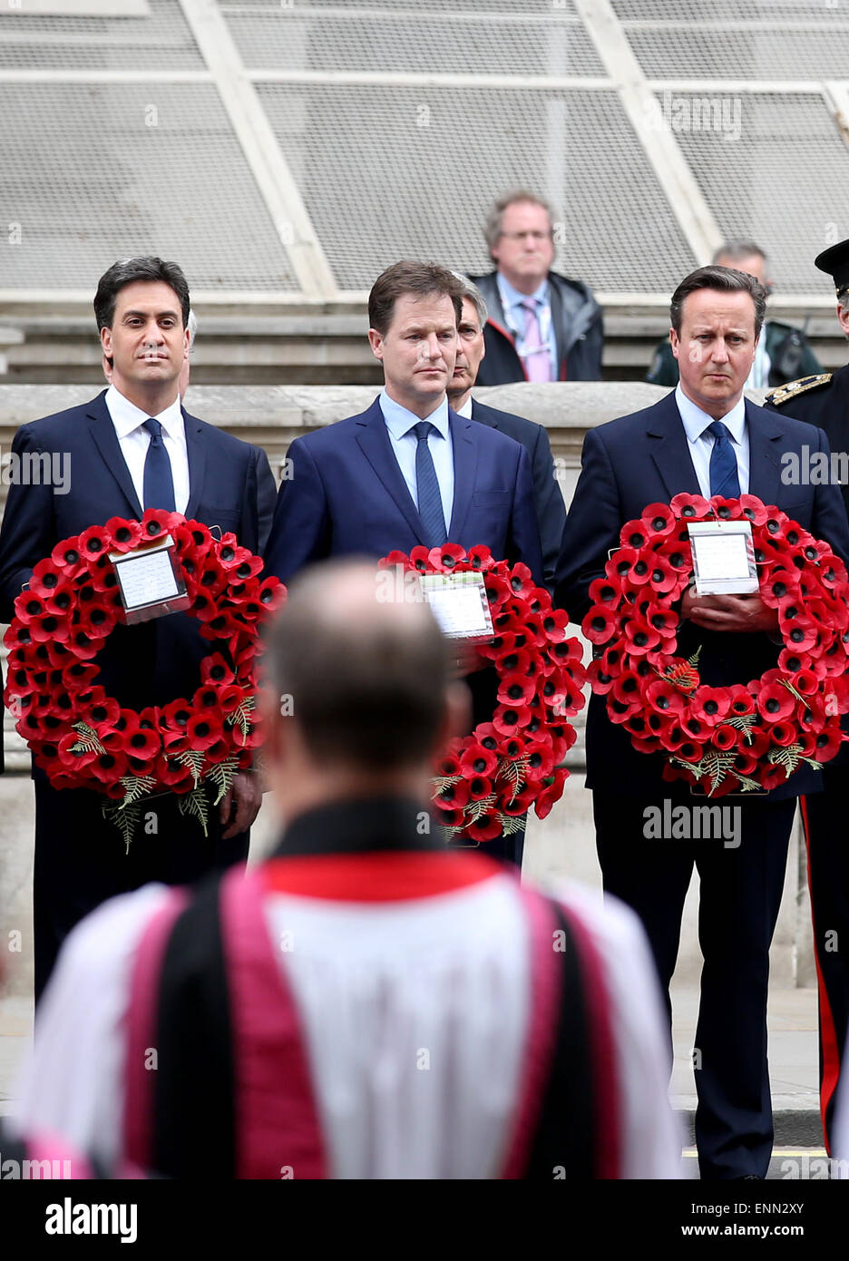 London, Großbritannien. 8. Mai 2015. Der britische Premierminister David Cameron, ausgehenden Liberal-Demokratischen Partei Führer Nick Clegg und ausgehende Labour Party Oppositionsführer Ed Miliband (von R, L), besuchen einen Service VE Tag des Gedenkens am Ehrenmal am Whitehall zum Gedenken an den 70. Jahrestag des Endes des zweiten Weltkrieges in Europa in London, Großbritannien, am 8. Mai 2015. © Han Yan/Xinhua/Alamy Live-Nachrichten Stockfoto
