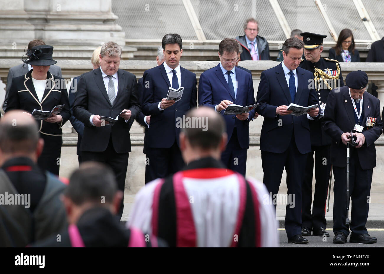 London, Großbritannien. 8. Mai 2015. Der britische Premierminister David Cameron, ausgehenden Liberal-Demokratischen Partei Führer Nick Clegg und ausgehende Labour Party Oppositionsführer Ed Miliband (Central Reihe von 2. R, 4. R), besuchen einen Service VE Tag des Gedenkens am Ehrenmal am Whitehall zum Gedenken an den 70. Jahrestag des Endes des zweiten Weltkrieges in Europa in London, Großbritannien, am 8. Mai , 2015. © Han Yan/Xinhua/Alamy Live-Nachrichten Stockfoto