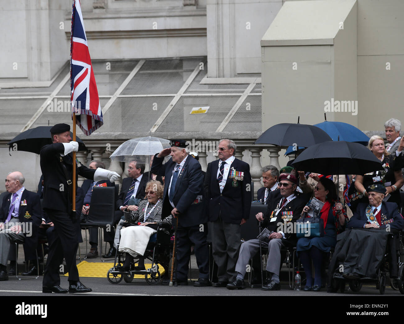 London, Großbritannien. 8. Mai 2015. Veteranen besuchen einen Service VE Tag des Gedenkens an das Ehrenmal zum Gedenken an den 70. Jahrestag des Endes des zweiten Weltkrieges in Europa in London, Großbritannien, am 8. Mai 2015 auf Whitehall. © Han Yan/Xinhua/Alamy Live-Nachrichten Stockfoto