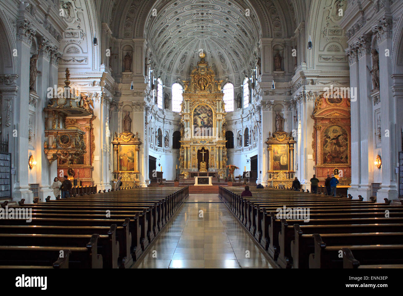 Innenraum einer barocken Kirche in München Stockfoto