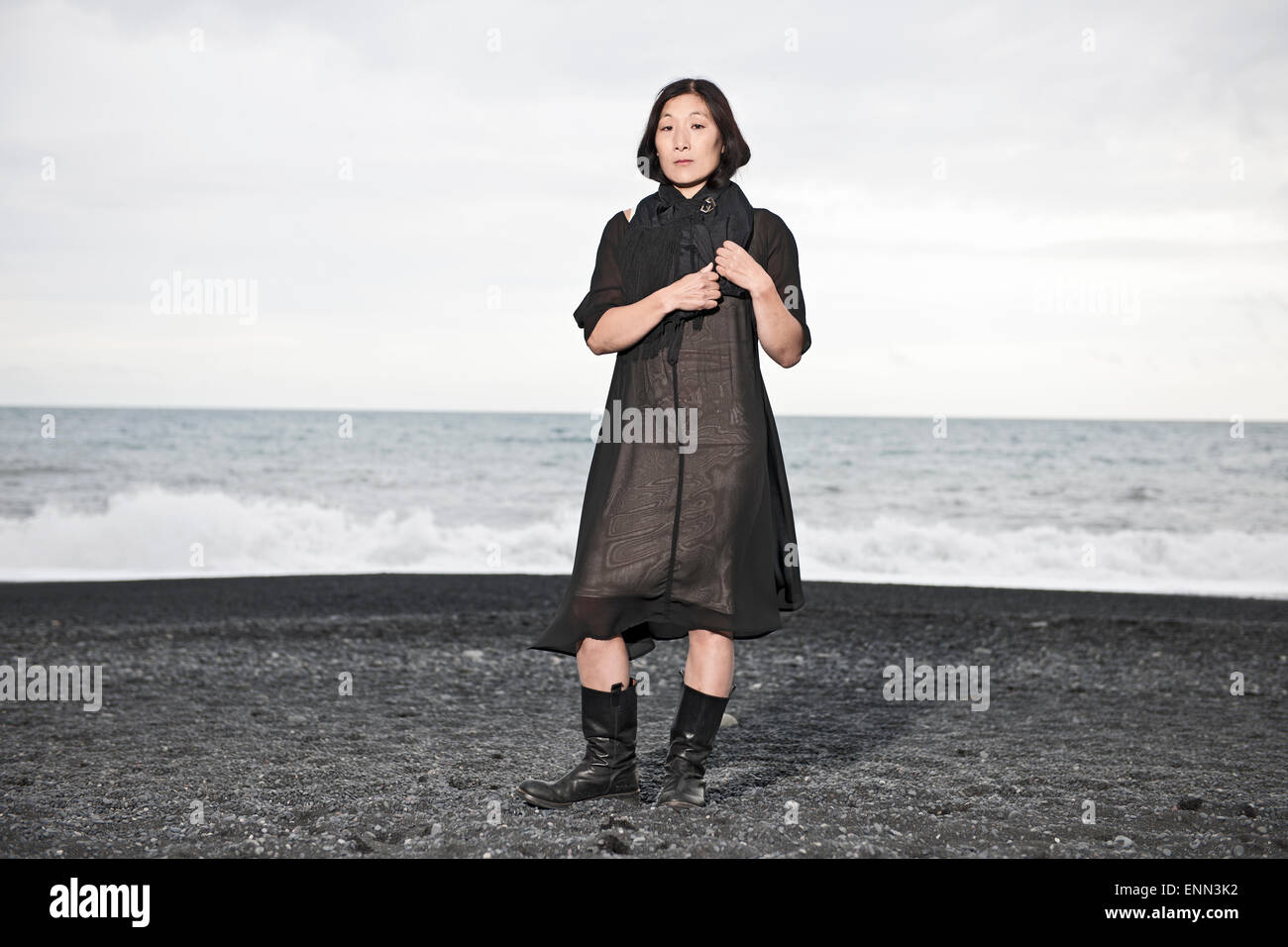 Koreanische Frau stand am schwarzen Sandstrand Stockfoto