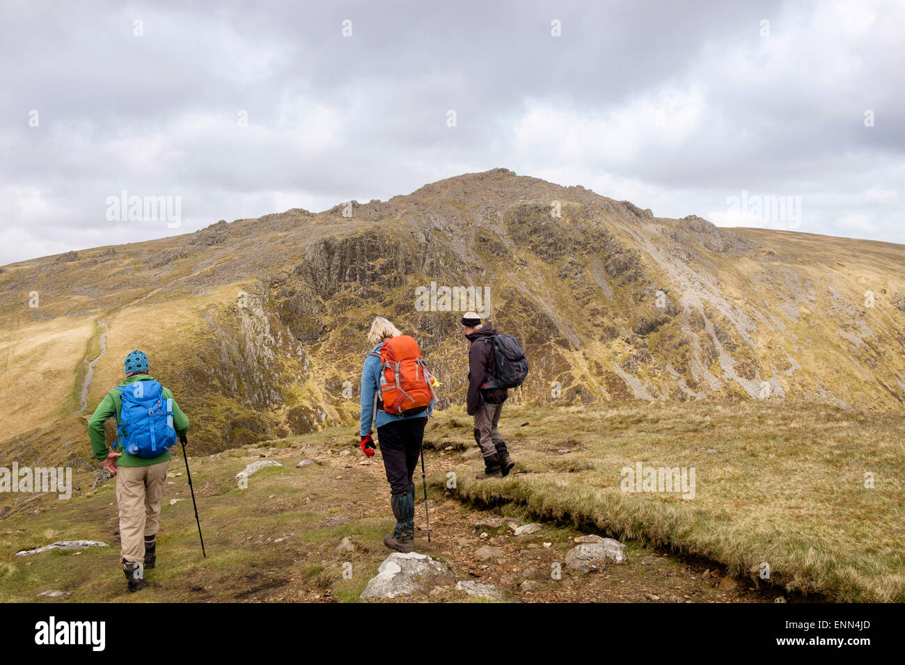 Drei Wanderer Wandern auf Penygadair Minffordd Pfad zum Gipfel des Cadair Idris massiv Bergkette in Snowdonia National Park (Eryri) Wales UK Großbritannien Stockfoto