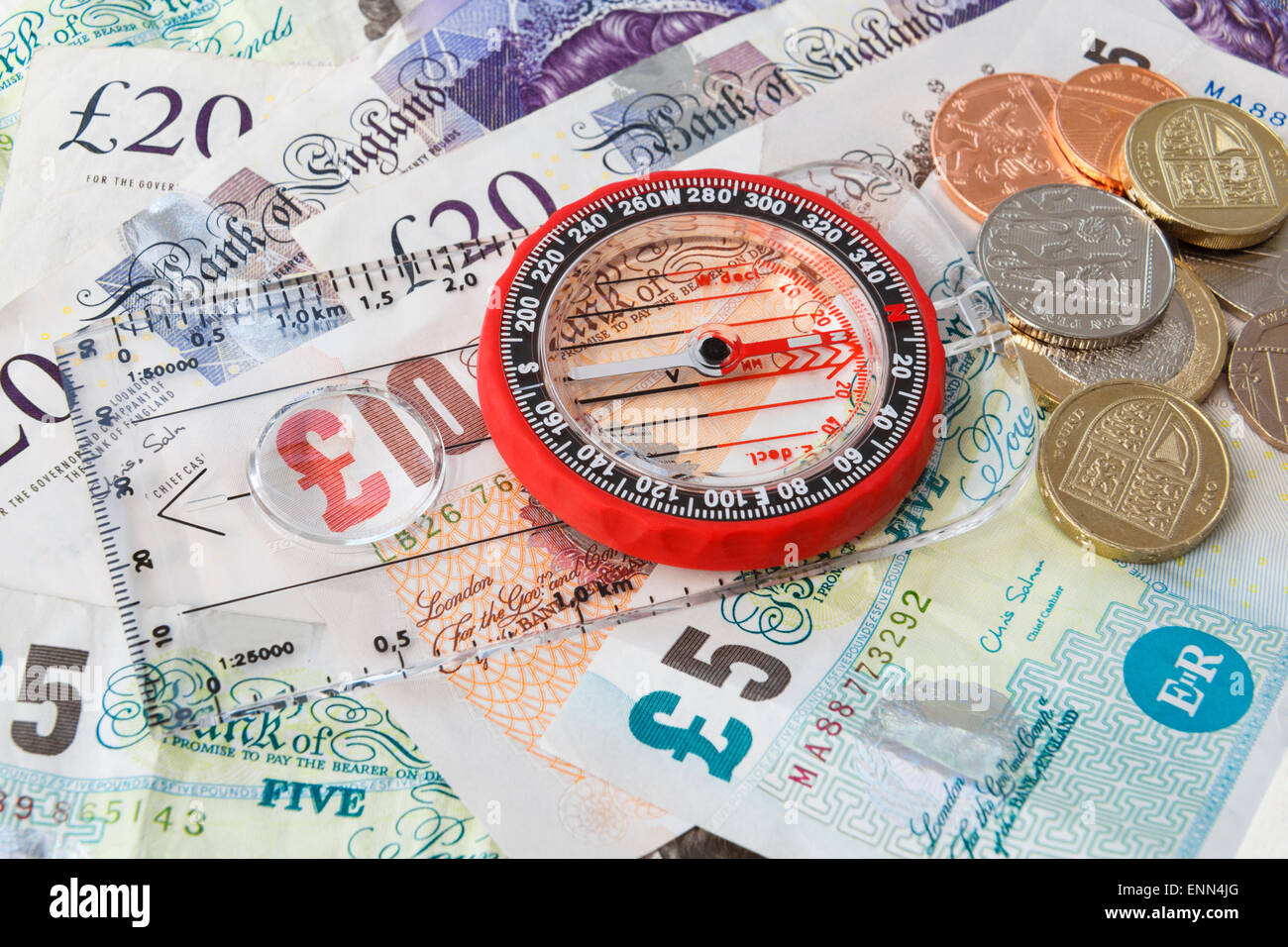 Ein Kompass auf Sterling-Geld nach Süden, um die Richtung der britischen Wirtschaft, Reichtum und Finanzkonzept zu veranschaulichen. England Großbritannien Stockfoto