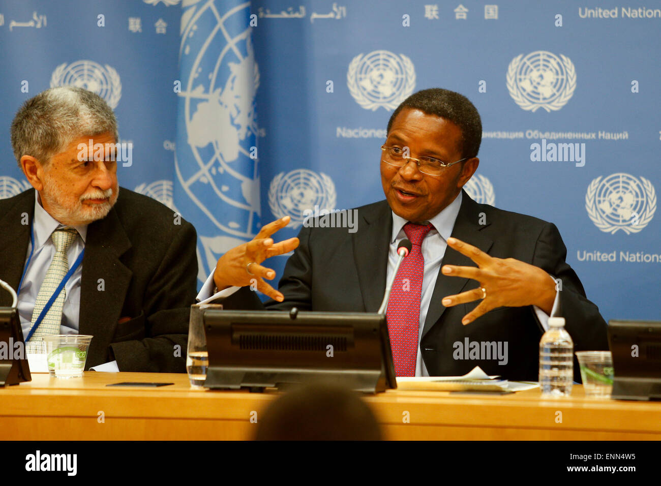 New York, USA. 8. Mai 2015. Tanzanian President Jakaya Kikwete (R), die des Generalsekretärs der Vereinten Nationen hochrangigen Expertengruppe auf globale Antwort auf Gesundheitskrisen Stühle, spricht während einer Pressekonferenz im UN-Hauptquartier in New York, Vereinigte Staaten, 8. Mai 2015. Ein UN-initiierten Panel begann umfassende Konsultationen diese Woche sammeln Lehren aus Ebola, mit dem Ziel, lokale und globale Antwort zur Vorbeugung und Bewältigung künftiger Krisen zu verbessern. Bildnachweis: Li Muzi/Xinhua/Alamy Live-Nachrichten Stockfoto