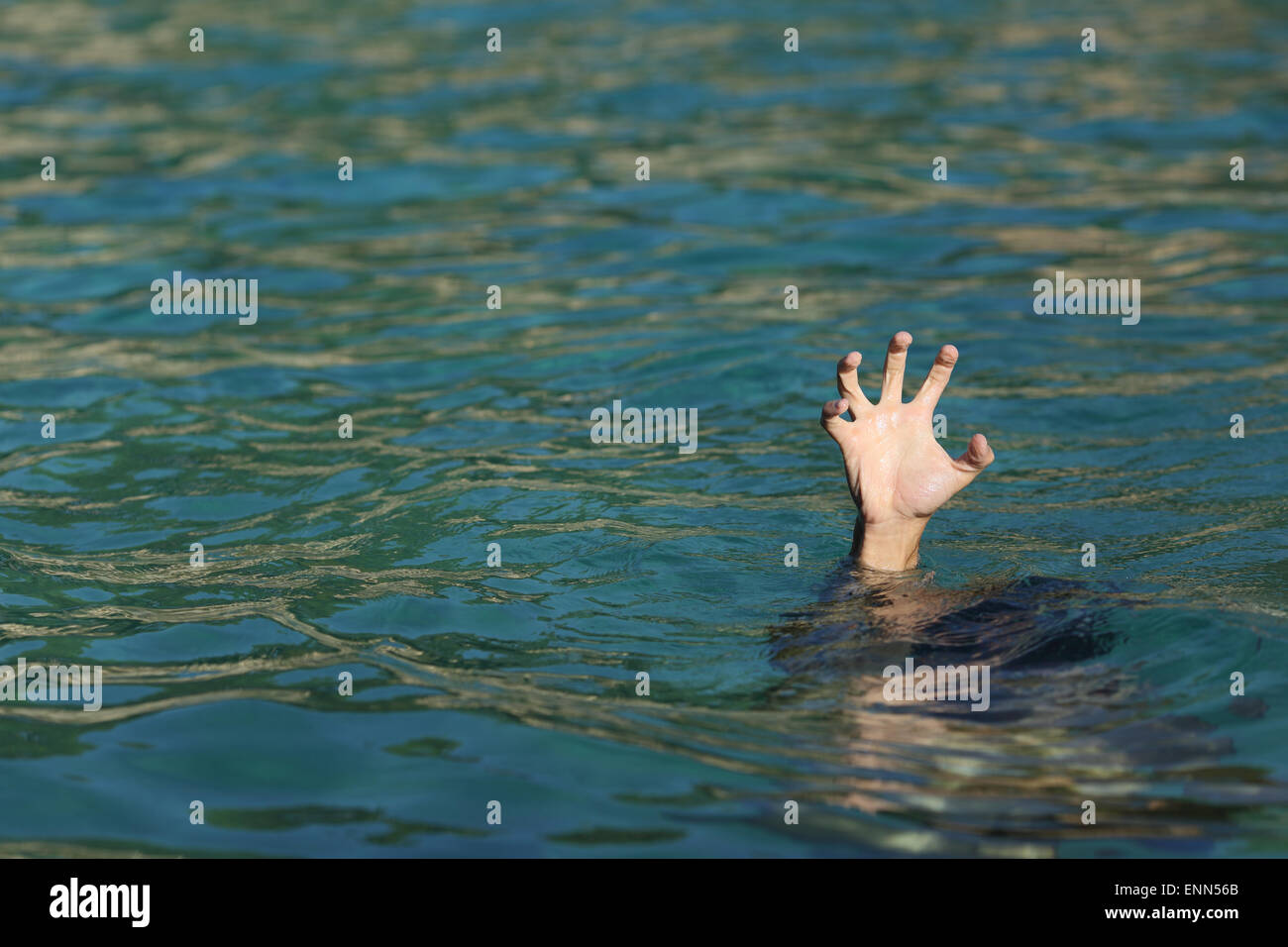 Hand des Menschen ertrinken im Meer an einem sonnigen Tag Stockfoto