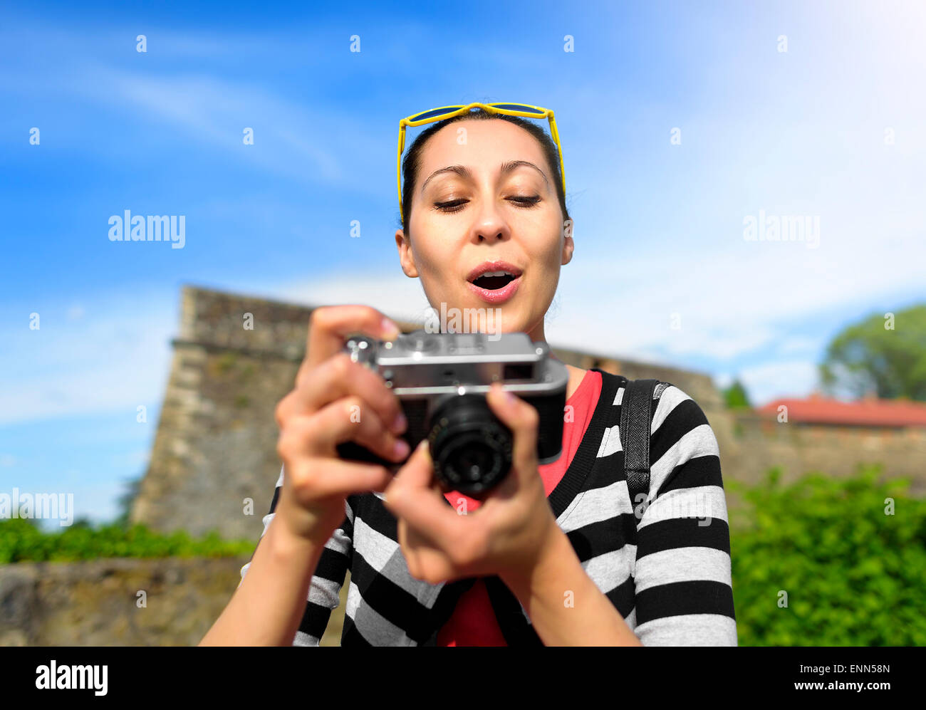 Tourist-Mädchen mit Kamera. Stockfoto