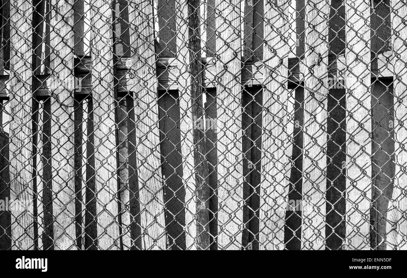 Draht Maschendrahtzaun genagelt an eine Holzlatte Zaun in schwarz / weiß Stockfoto