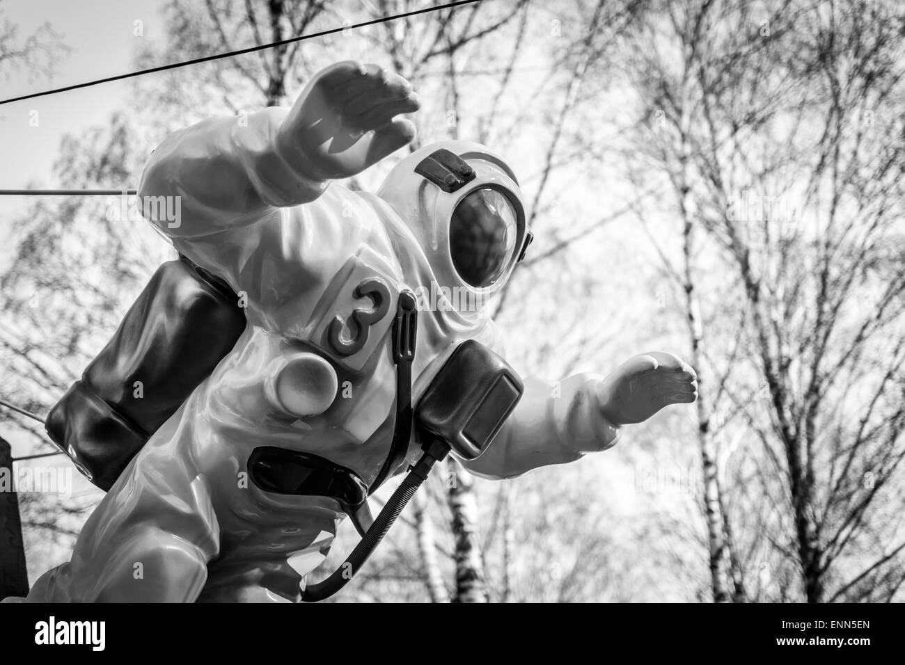 Springen Astronaut aus weißem Kunststoff in Nahaufnahme und schwarz / weiß Stockfoto