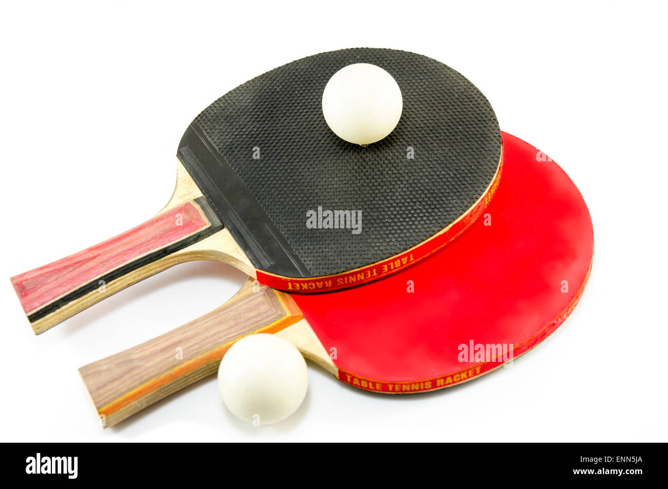 Zwei Tischtennis-Schläger und einen Ball, isoliert auf weiss Stockfoto
