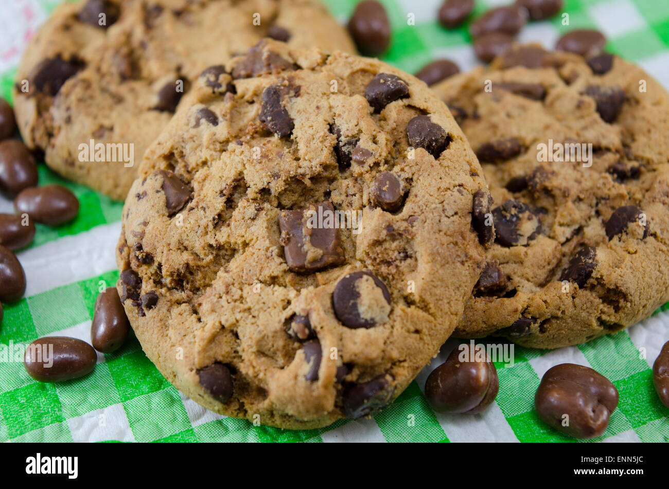 Chocolate Chip Cookies auf einer grünen aufgegebenes Tischdecke Stockfoto