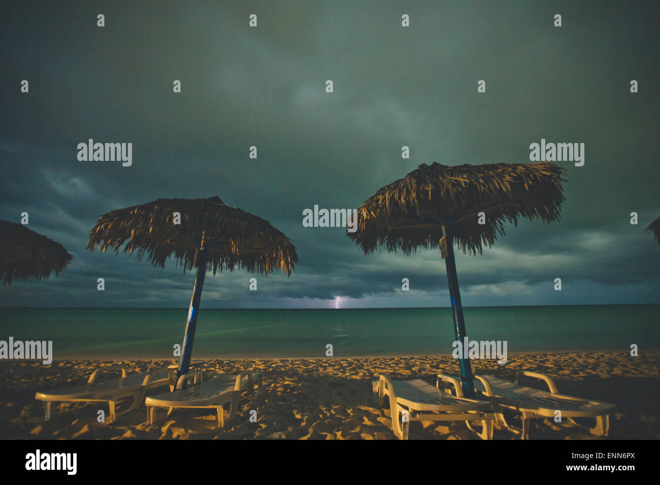 Ein Gewitter am Strand von Playa La Jaula, Cayo Coco, Kuba. Stockfoto