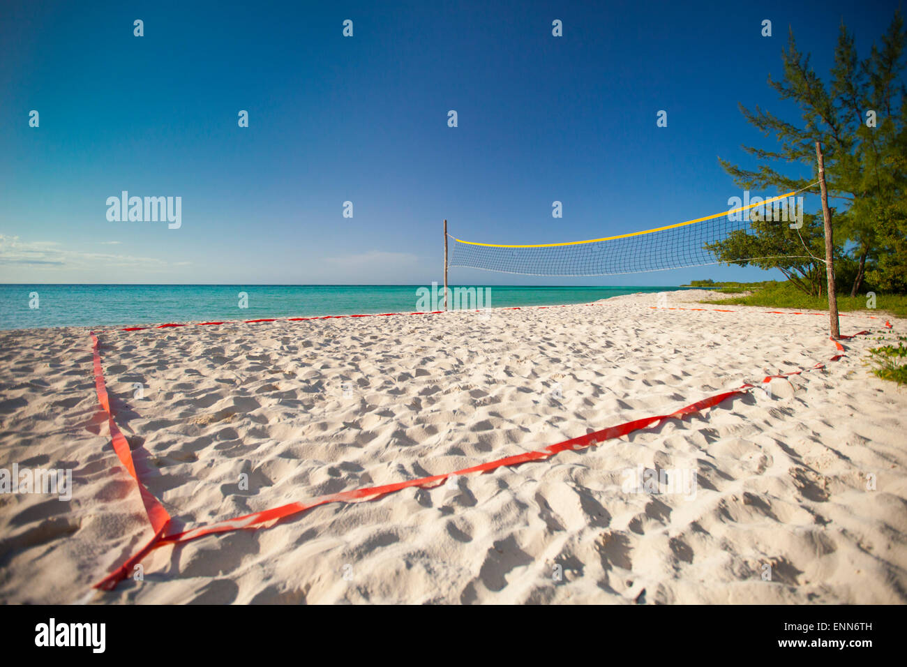 Ein Beachvolleyball-Platz am Meer am Strand von Playa La Jaula, Cayo Coco, Kuba eingerichtet. Stockfoto