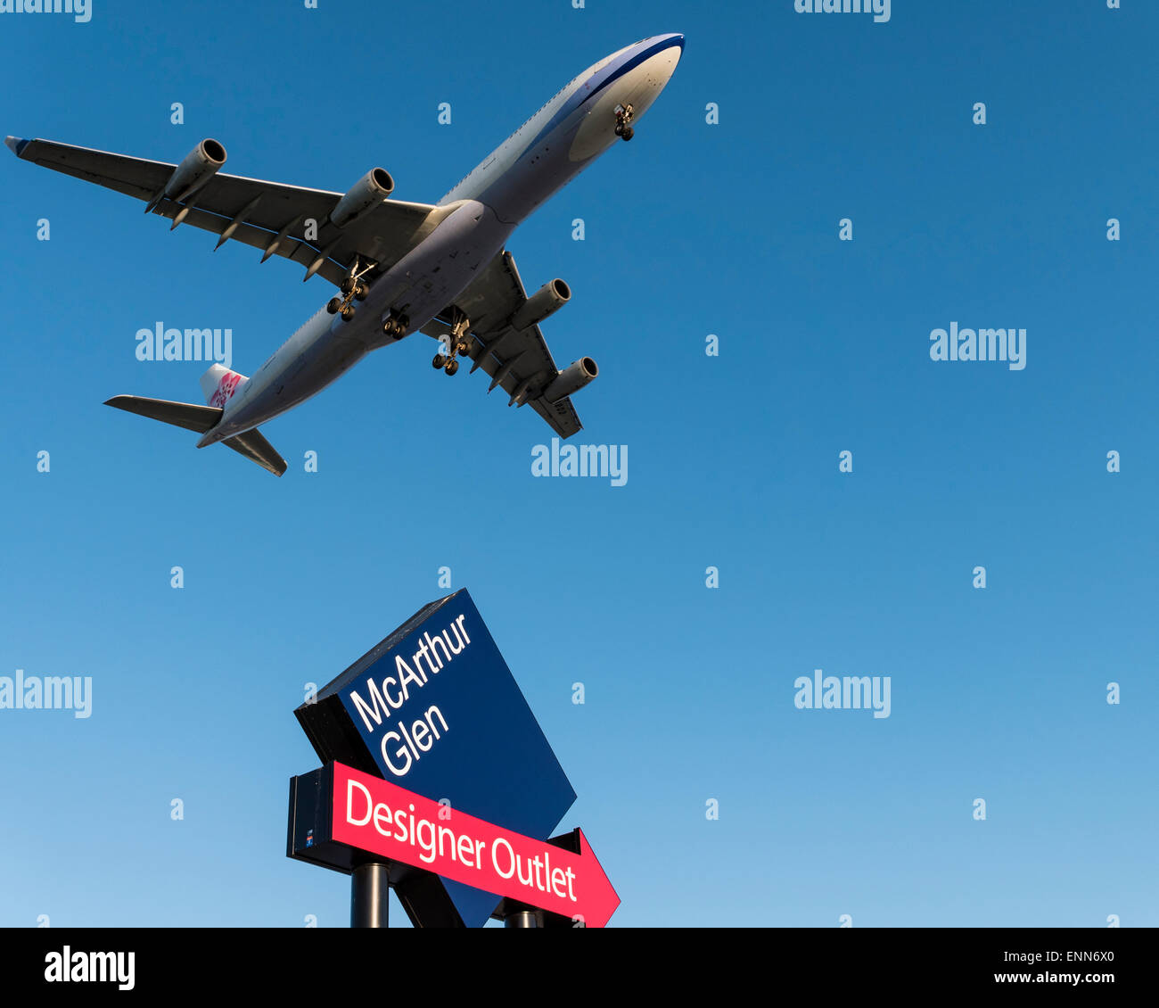 Ein China Airlines Airbus A340 Jetliner steigt über die McArthurGlen Designer Outlet Mall in Vancouver International Airport. Stockfoto