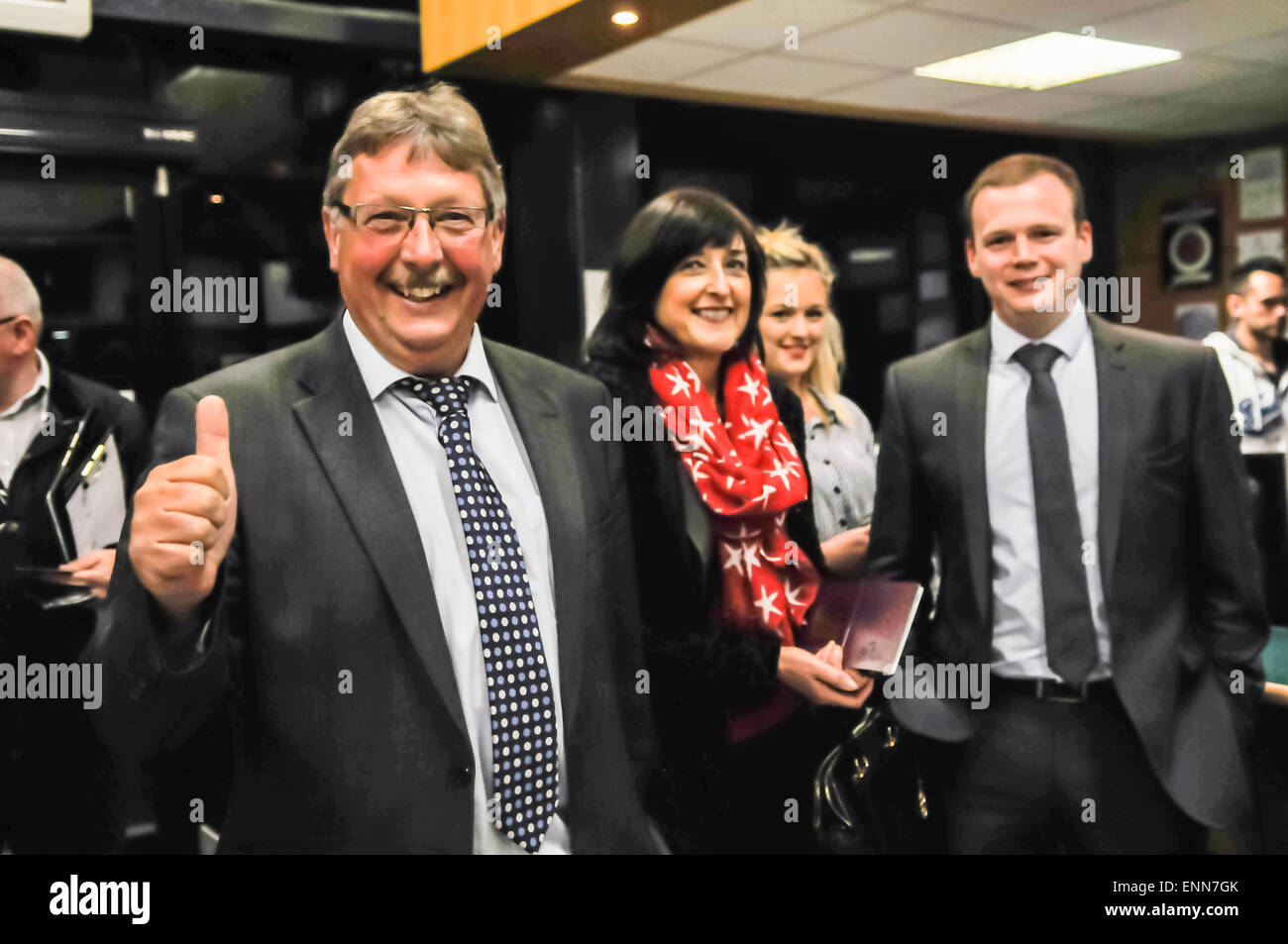 Osten Antrim MP Sammy Wilson gibt ein Daumen-hoch-Zeichen. Stockfoto