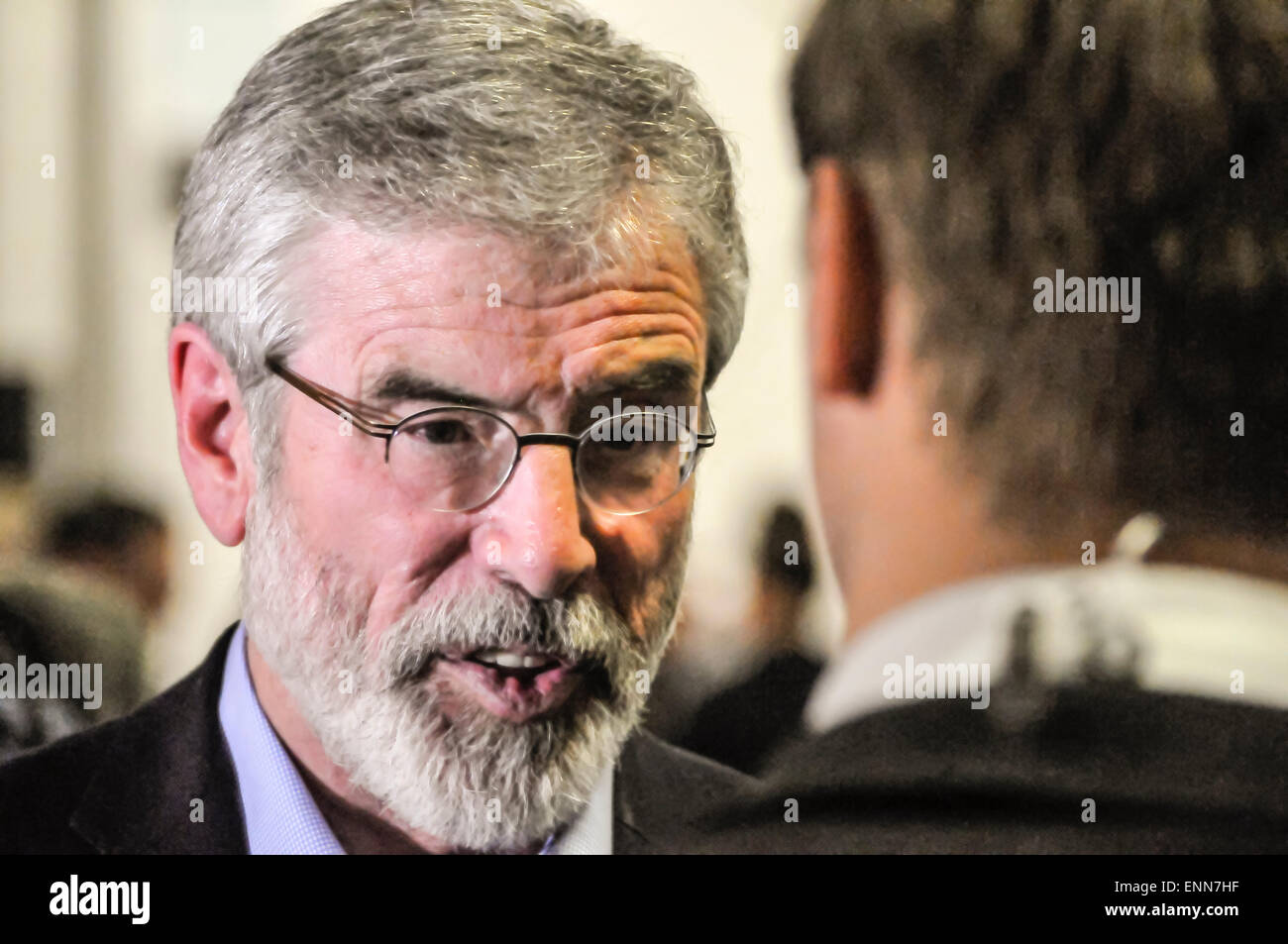 Sinn Féin Gerry Adams wird für das Fernsehen interviewt Stockfoto