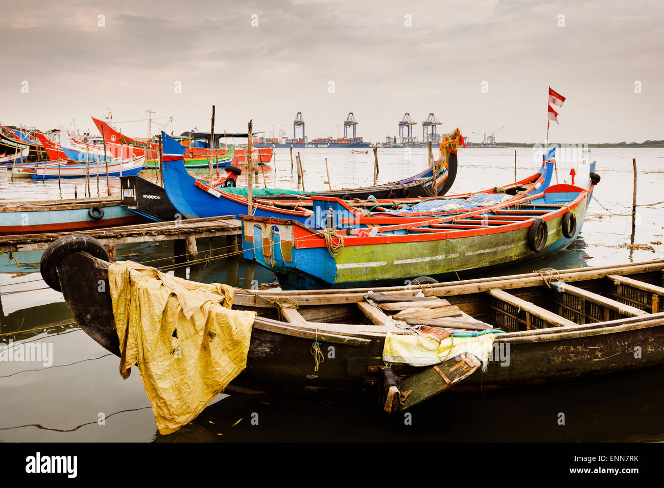 Traditionelle bunte Fischerboote im Hafen von Fort Kochi. Stockfoto