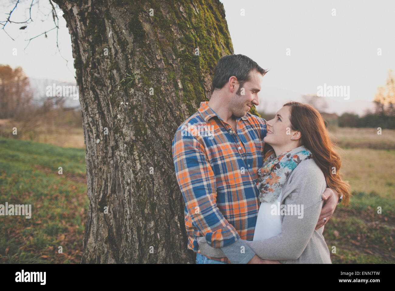 Porträt von Mann und Frau Lächeln einander an. Stockfoto