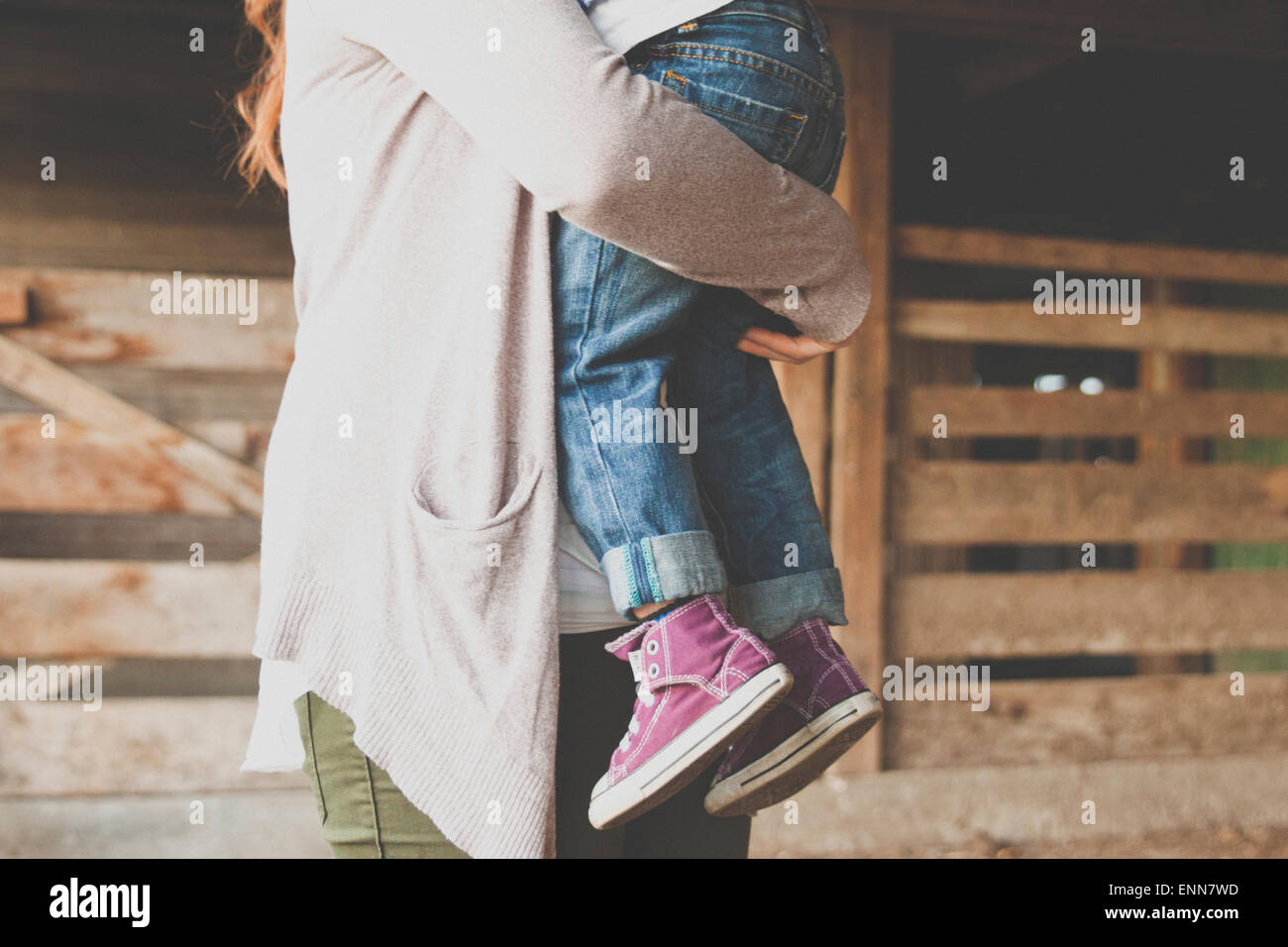 Eine Mutter mit ihrem Sohn nach einem langen Tag. Stockfoto