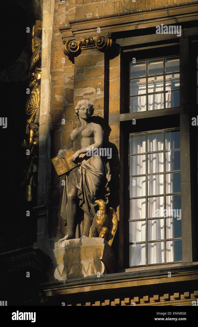 BEL, Belgien, Fenster und Skulptur in einem Haus am Grand Place in Brüssel.  BEL, Belgien, Bruessel, Fenster Und Skulptur eine ein Stockfoto
