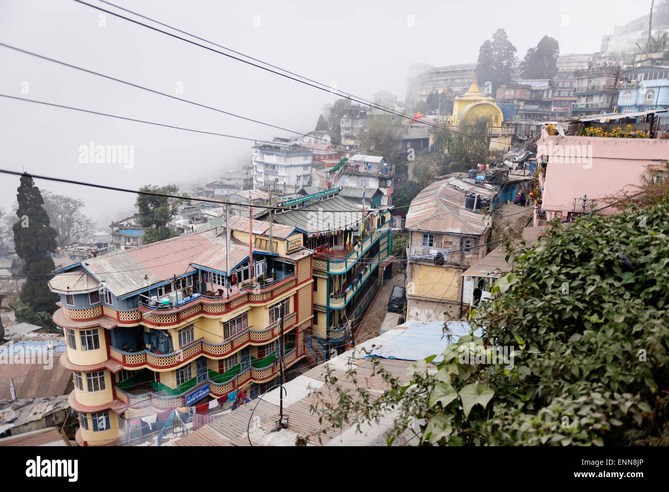 Übersicht über Darjeeling an einem nebligen Morgen. Stockfoto