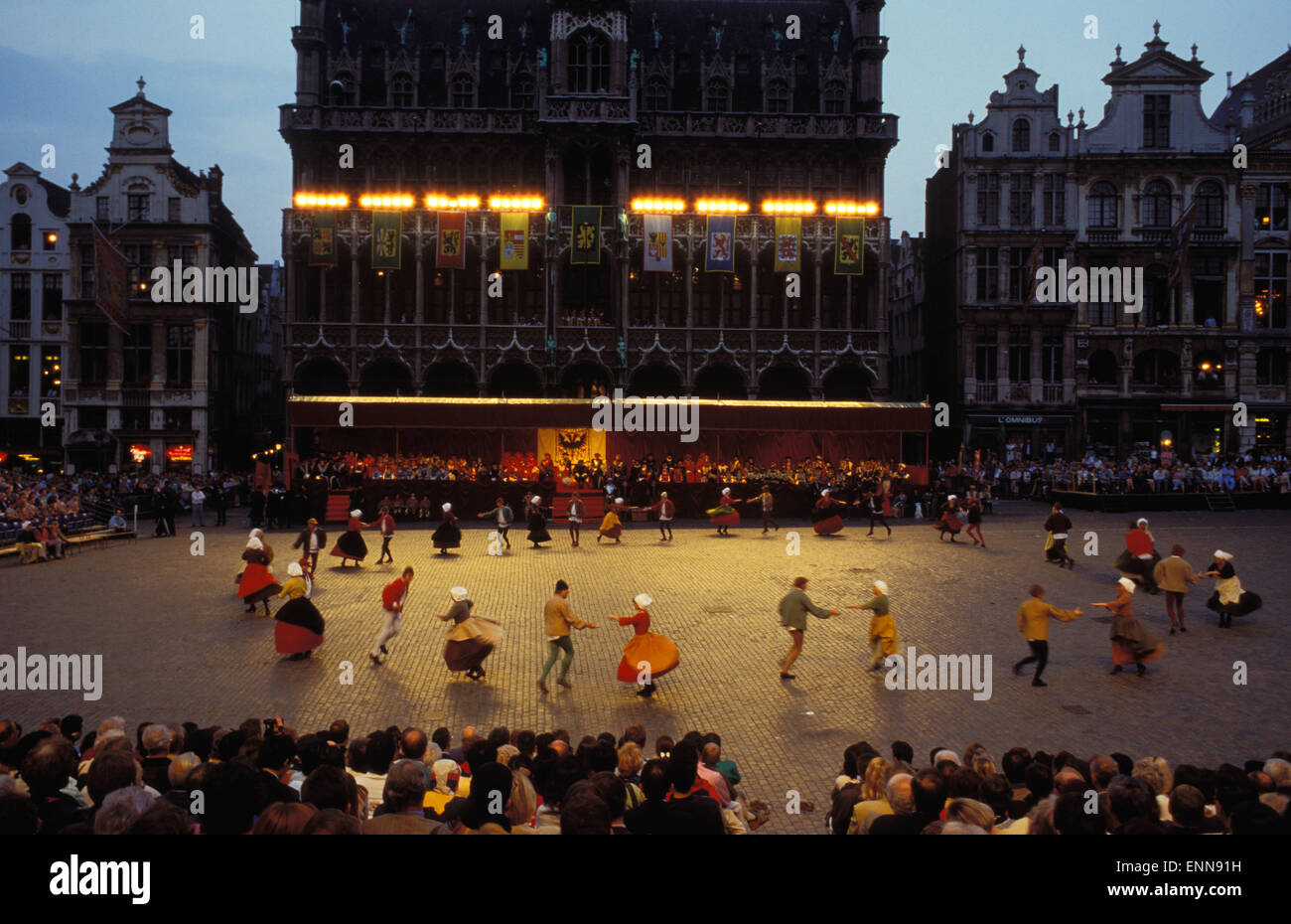 Europa, Belgien, Brüssel, Zuschauer beim Ommegang Festival am Grand Place, Tänzer vor der Maison du Roi [The Ommeg Stockfoto