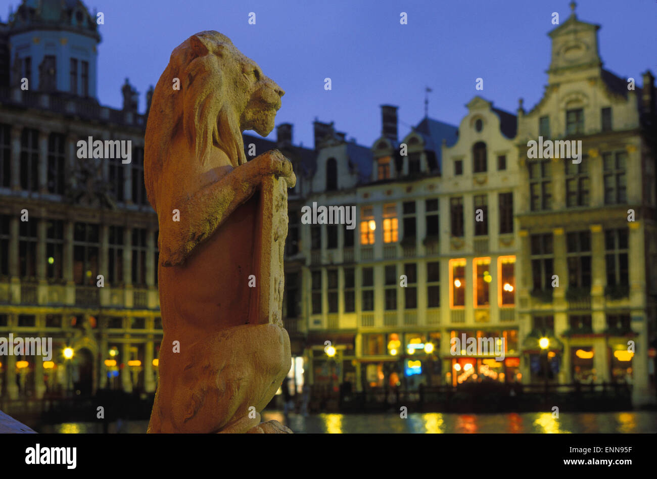 BEL, Belgien, Brüssel, Häuser am Grand Place, Löwen vor dem Rathaus.  BEL, Belgien, Bruessel, Haeuser am Grand Pla Stockfoto