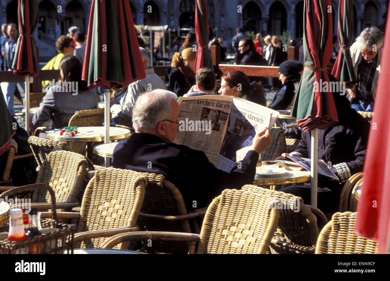 BEL, Belgien, Brüssel, Mann liest Zeitung am Grand Place.  BEL, Belgien, Bruessel, Zeitungsleser Auf Dem Grand Place. Stockfoto