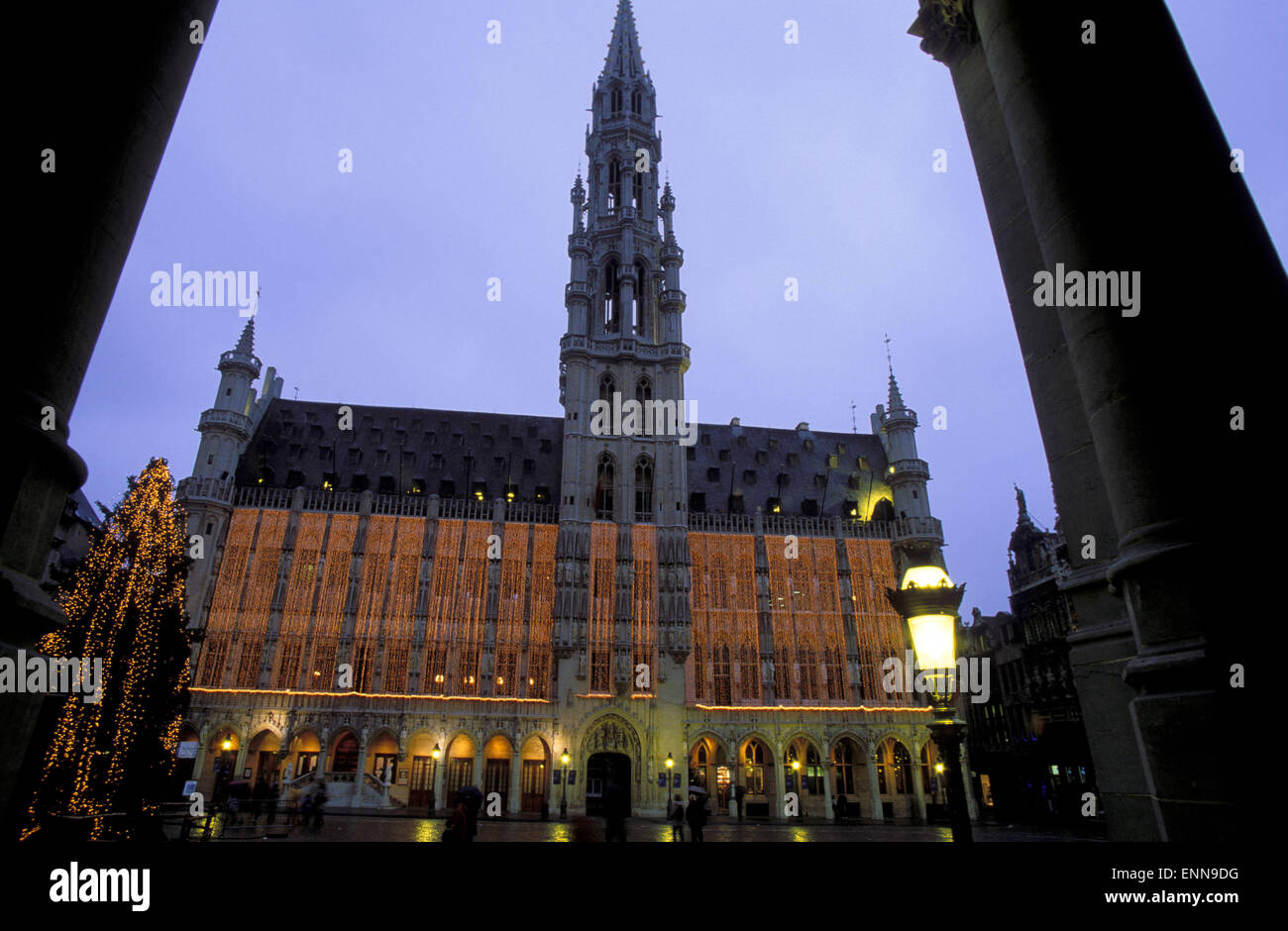 BEL, Belgien, Brüssel, Grand-Place, das gotische Rathaus in der Weihnachtszeit.  BEL, Belgien, Bruessel, Grand Place, Das gotische Stockfoto