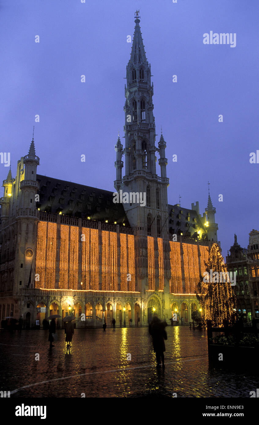 BEL, Belgien, Brüssel, Grand-Place, das gotische Rathaus in der Weihnachtszeit.  BEL, Belgien, Bruessel, Grand Place, Das gotische Stockfoto