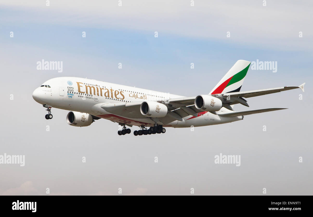 Barcelona, Spanien - 18. April 2015: Ein Emirates Airbus A380 Annäherung an den Flughafen El Prat in Barcelona, Spanien. Stockfoto