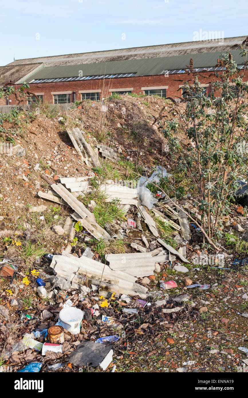 Asbestabfall gedumpten am Stadtrand von Nottingham, England, Großbritannien Stockfoto